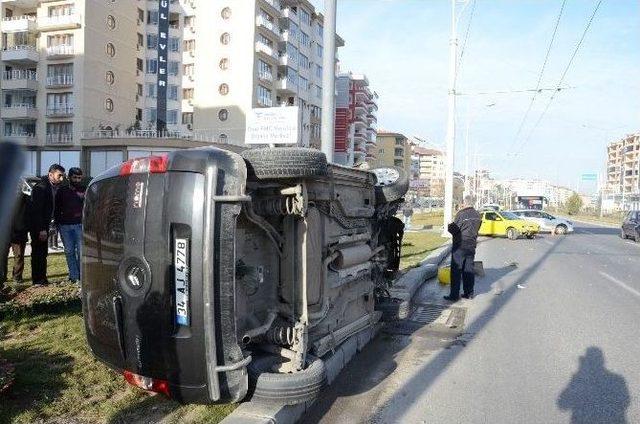 İki Aracın Kafa Kafaya Çarpıştığı Kazada Şans Eseri Kimse Yaralanmadı