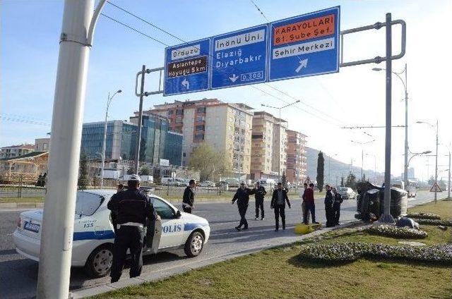 İki Aracın Kafa Kafaya Çarpıştığı Kazada Şans Eseri Kimse Yaralanmadı