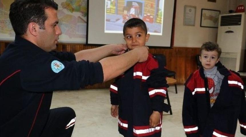 Minik İtfaiyeciler İş Başında