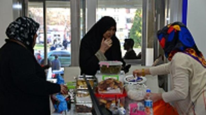 Kendi Yaptıkları Yiyecekleri Mehmet&ccedil;iklere G&ouml;nderdiler