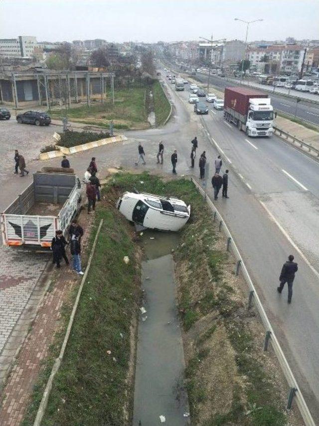 Takla Atan Ara&ccedil; Şarampole U&ccedil;tu: 3 Yaralı 1