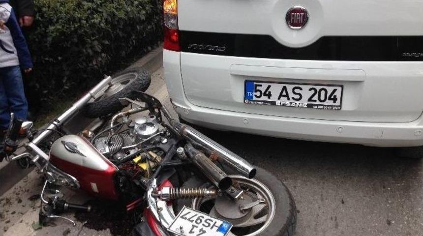 Motosiklet Otomobile Arkadan &Ccedil;arptı: 1 Yaralı