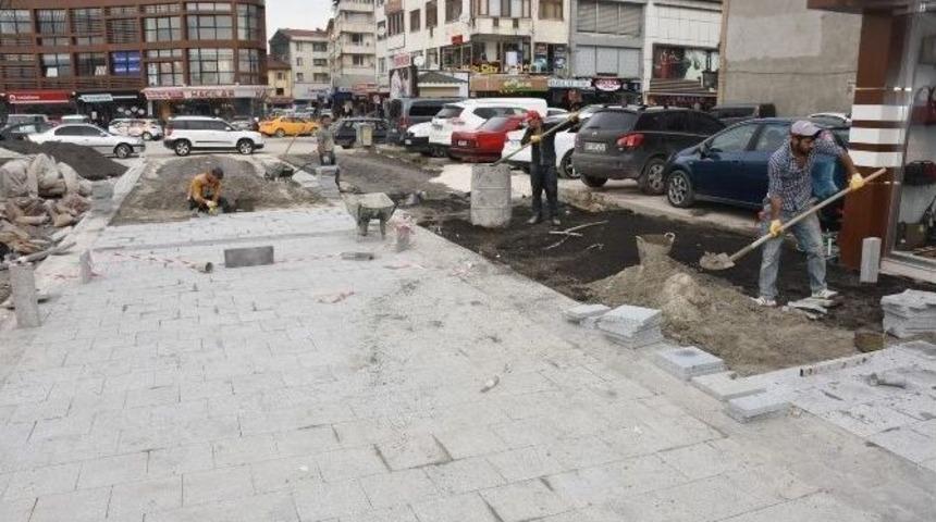 Celalettin &Ouml;zdal Parkında Zemin D&ouml;şemeleri Yapılıyor