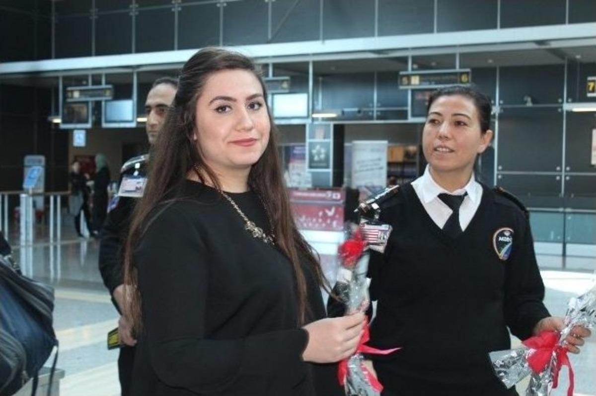 G&uuml;venlik G&ouml;revlileri Yolculara Karanfil Dağıttı