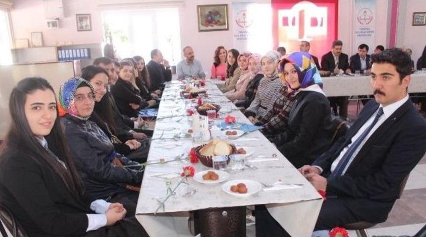 &Ouml;ğretmen Adaylarına Eğitim