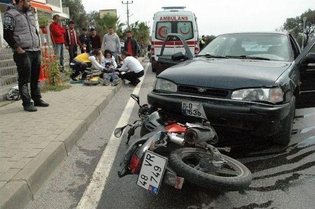 Otomobilin Altında Kalan Motosikletli Genç Burnu Kanamadan Kurtuldu