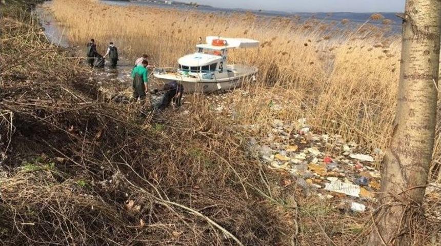 Saski G&ouml;l Kıyısını Temizliyor