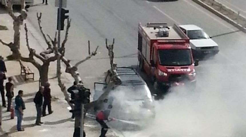 Kavşakta Yanan Ara&ccedil; Korku Dolu Anlar Yaşattı