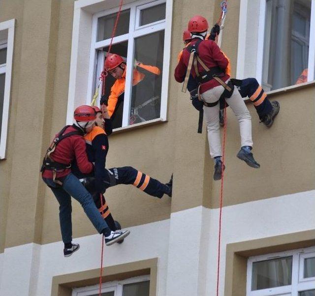 Sivas&rsquo;ta Deprem Tatbikatı Ger&ccedil;eğini Aratmadı 1