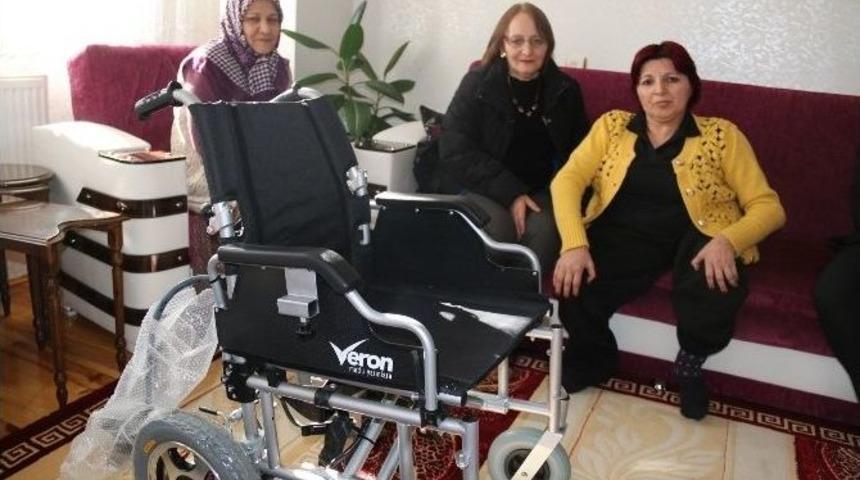 Başkan Eşinden Anlamlı Hediye!