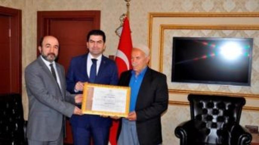 Cami Yaptıran Vatandaşa Takdir Belgesi Verildi