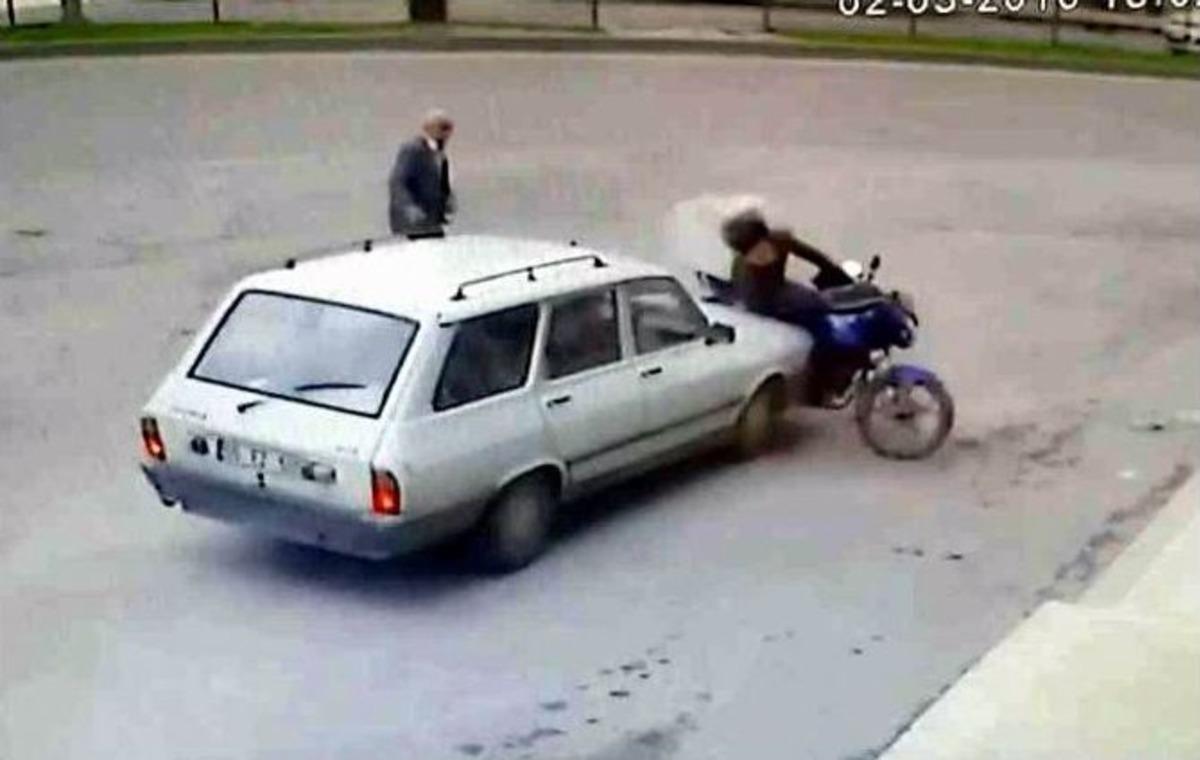 Otomobil Motosiklete &Ccedil;arptı: 1 Yaralı