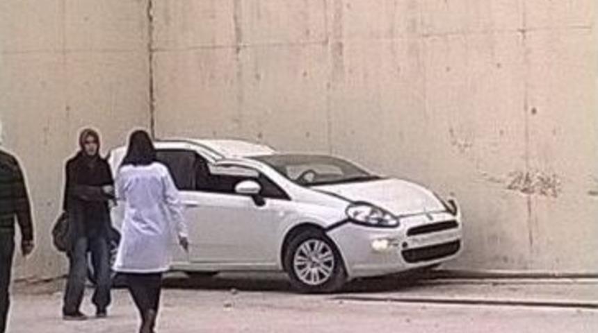 Otomobil Okul Bah&ccedil;esine U&ccedil;tu: 1 Yaralı