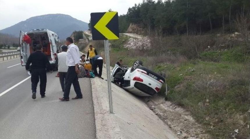 Otomobil Su Kanalına U&ccedil;tu: 6 Yaralı