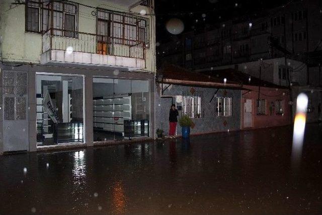 Manisa Sağanak Yağmura Teslim