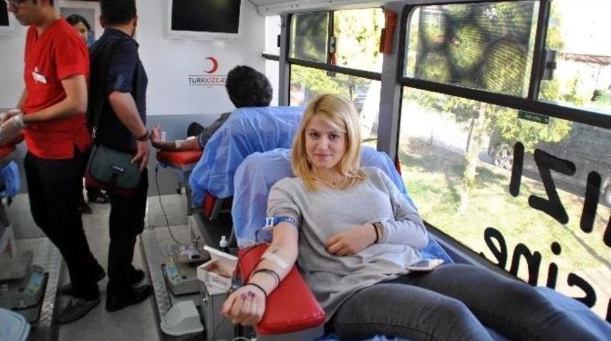 Ad&uuml; Kızılay Topluluğu Kan Bağışı Kampanyası D&uuml;zenledi