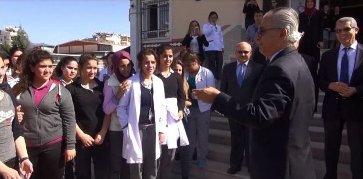 Temsili Depremdeki Temsili Tatili Ger&ccedil;ek Zanneden &Ouml;ğrencilerin Sevinci Kısa S&uuml;rd&uuml;