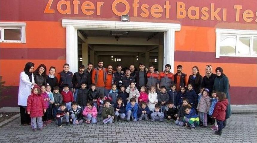 Minikler K&acirc;ğıdın Kitaba D&ouml;n&uuml;ş&uuml;m&uuml;n&uuml; G&ouml;zlemlediler