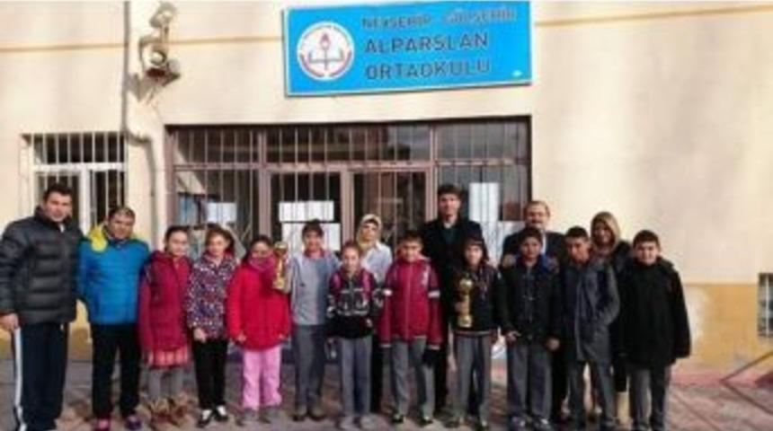 Badminton K&uuml;&ccedil;&uuml;k Kız Ve Erkekler İl Birinciliği Turnuvası Sona Erdi