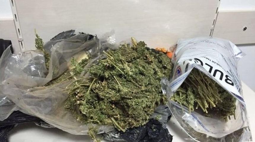 Otob&uuml;steki Yolcunun Valizinden 2 Kilo Esrar Ele Ge&ccedil;irildi