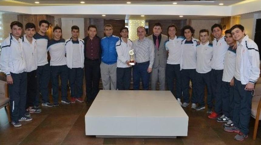 Futsal Takımından Başkan G&uuml;rlesin&rsquo;e Teşekk&uuml;r Ziyareti