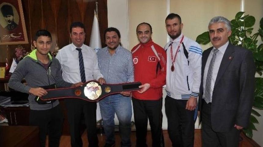 Kıck Boks T&uuml;rkiye Şampiyonası&rsquo;nda Adanalı 2 Sporcu K&uuml;rs&uuml;ye &Ccedil;ıktı
