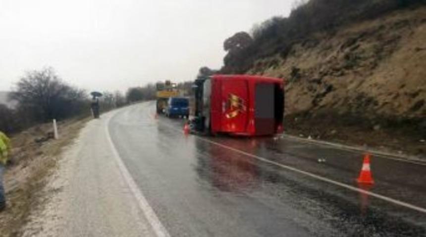 Isparta&rsquo;da Yolcu Otob&uuml;s&uuml; Devrildi: 19 Yaralı