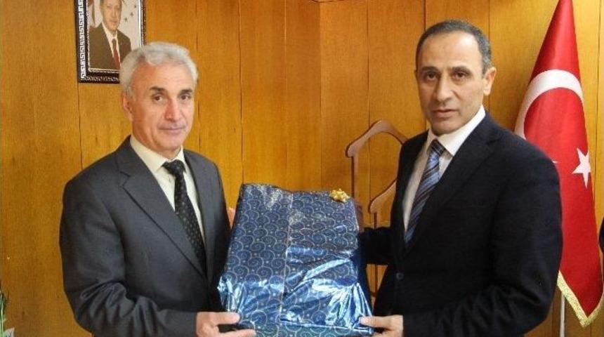 T&uuml;ba &Ccedil;eviri &Ouml;d&uuml;l&uuml;n&uuml; Alan &Ouml;ğretim &Uuml;yeleri &Ouml;d&uuml;llendirildi