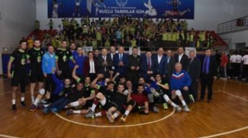 Vali Ve Başkan Voleybol Ma&ccedil;ını İzledi