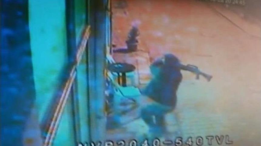 T&uuml;fekle Saniye Saniye Kahvehane Baskını