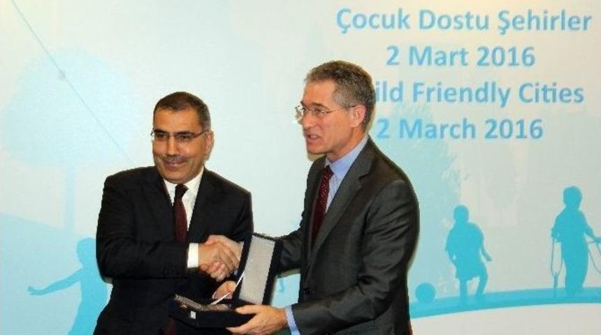 Unıcef Y&uuml;reğir&rsquo;i &Ouml;d&uuml;llendirdi