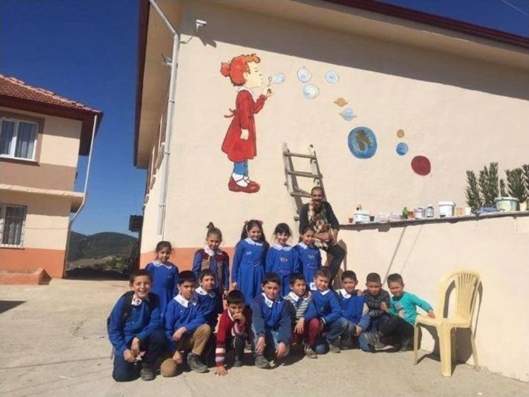 Ma&ccedil;ta Tanıştığı Ressam, Okul Duvarlarını Renklendirdi