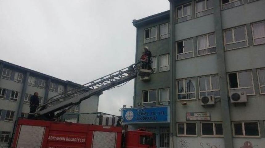 Adıyaman&rsquo;da Okulda Deprem Tatbikatı Yapıldı