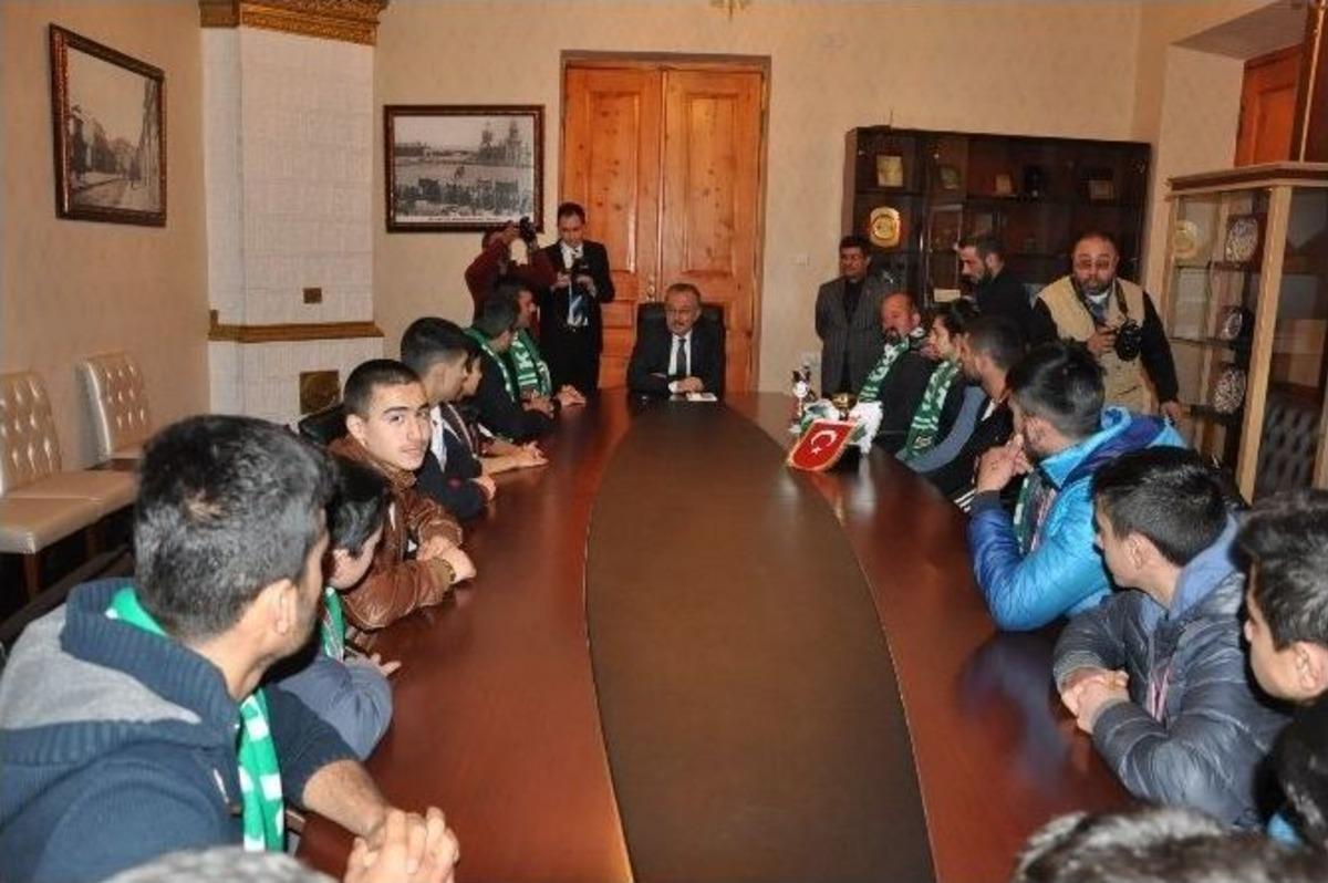 Şampiyon Kickboksculardan Vali &Ouml;zdemir&rsquo;e Ziyaret