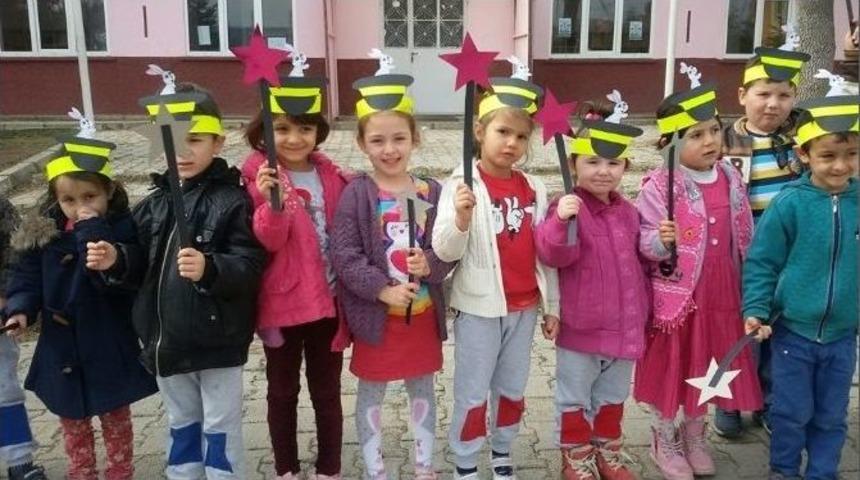 İll&uuml;zyon G&ouml;sterisini Sihirbaz Şapkası Ve Sihirli Değneklerle İzlediler