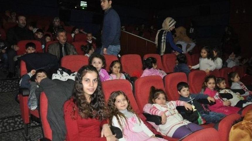 Minik &Ouml;ğrencilerin Sinema Keyfi