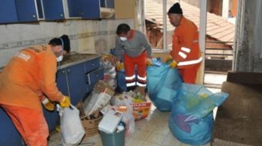 İzmit&rsquo;te Bir &Ccedil;&ouml;p Ev, &Uuml;&ccedil; Kamyonla Boşaltılabildi