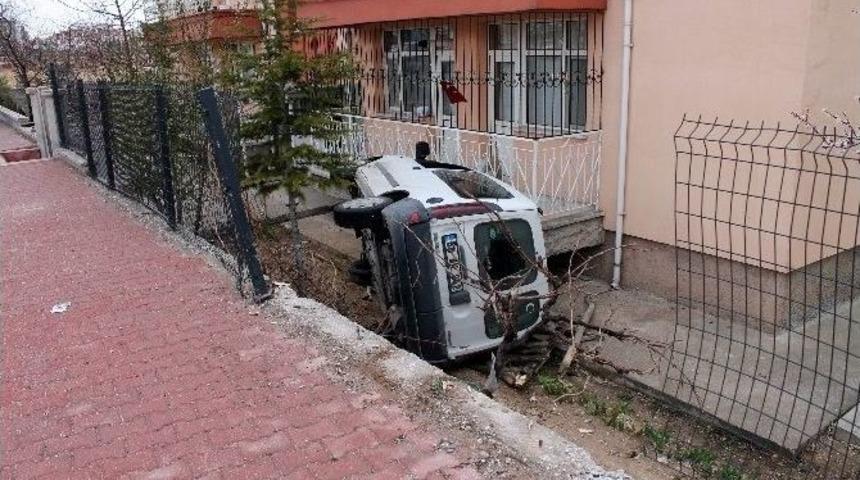 Hafif Ticari Ara&ccedil; Evin Bah&ccedil;esine U&ccedil;tu: 1 Yaralı