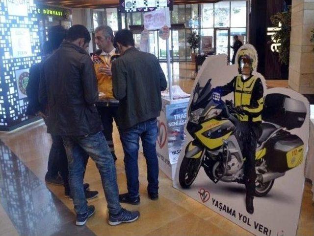 Piazza, Yaşama Yol Ver Standına Ev Sahipliği Yaptı