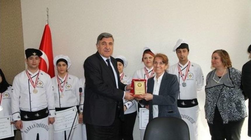 Rekt&ouml;r Başarılı Aş&ccedil;ılara Plaket Verdi
