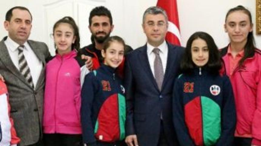 Vali Yardımcısı Batmaz Karatecileri Kabul Etti