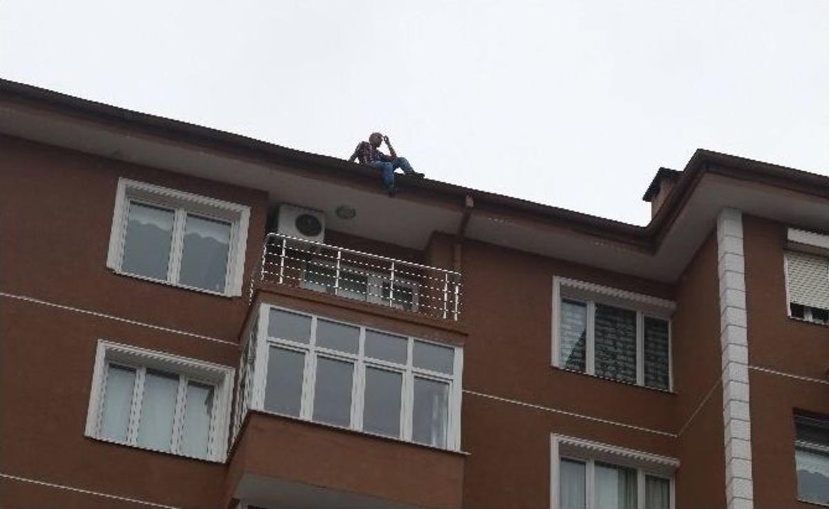 (&ouml;zel Haber) İntihar İ&ccedil;in &Ccedil;atıya &Ccedil;ıktı, "kurtarın" Diye İtfaiyeyi Aradı