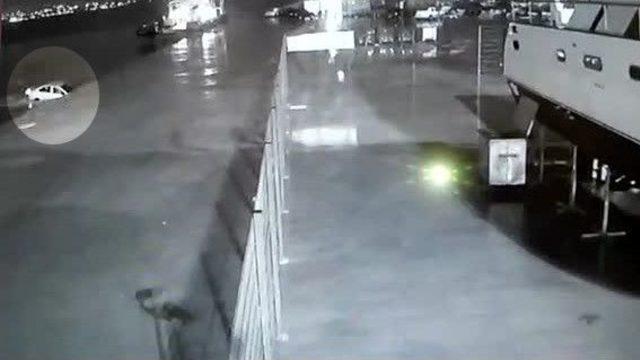 (&ouml;zel Haber) Tuzla&rsquo;da Aracın Denize U&ccedil;ma Anı G&uuml;venlik Kameralarına Yansıdı 1