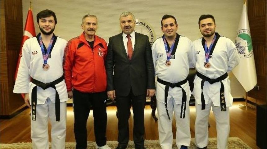 Başkan Çelik Sporcuları Kutladı