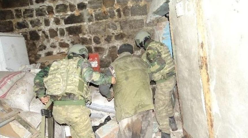 Sur&rsquo;da G&uuml;venlik G&uuml;&ccedil;leri İsteyen Vatandaşları Tahliye Ediyor