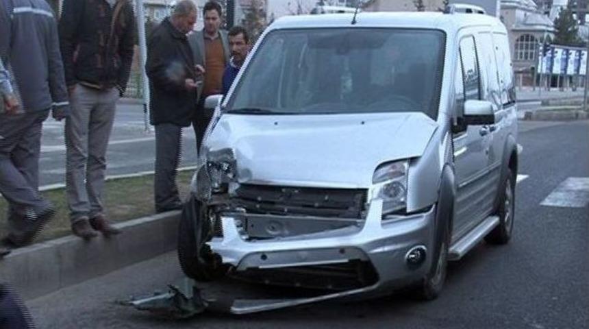 Ambulansla Otomobil &Ccedil;arpıştı: 3 Yaralı