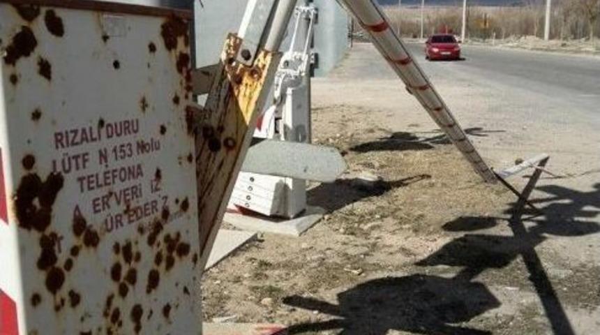 Şiddetli R&uuml;zgar Trafik Işıklarına Ve Ge&ccedil;itlere B&uuml;y&uuml;k Zarar Verdi