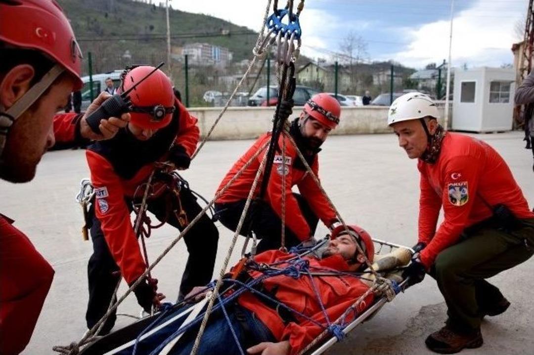 Ger&ccedil;eğini Aratmayan Kurtarma Tatbikatı Nefes Kesti