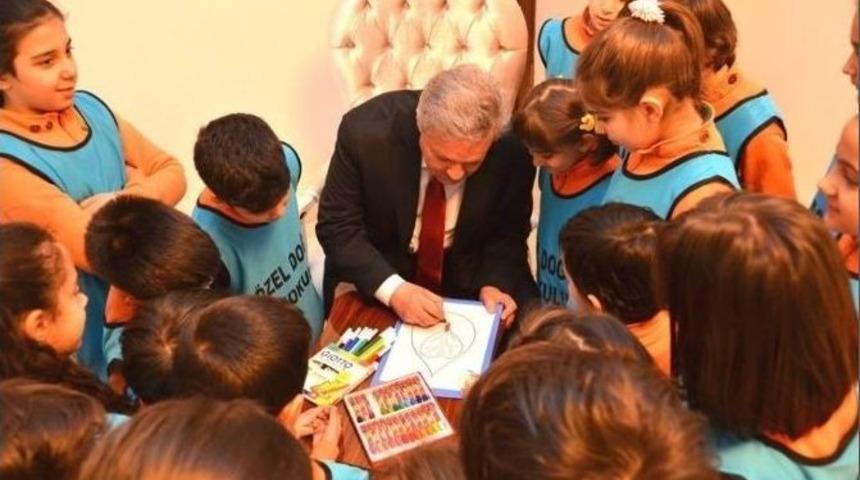 Vali Kahraman Doğa Kolejinin İlkokul &Ouml;ğrencileri İle Birlikte Resim &Ccedil;izip, Boyama Yaptı
