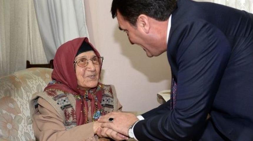 Başkandan Asırlık Nineye Ziyaret